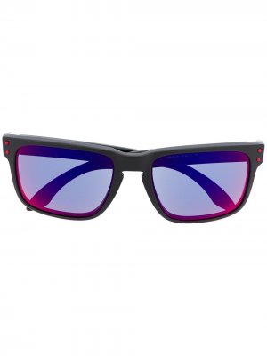 Солнцезащитные очки с затемненными линзами Oakley. Цвет: черный