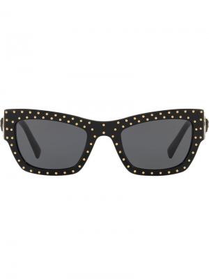 Солнцезащитные очки в оправе кошачий глаз с заклепками Versace Eyewear. Цвет: черный