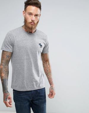 Серая меланжевая футболка слим с круглым вырезом и крупным логотипом Abercrombie & Fitch. Цвет: серый