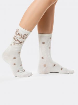 Высокие женские носки в оттенке кремовый с серебристым люрексом новогодним дизайном Mark Formelle. Цвет: кремовый /серебр.люрекс
