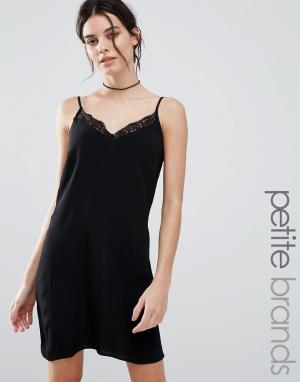 Платье-комбинация с кружевной отделкой New Look Petite. Цвет: черный