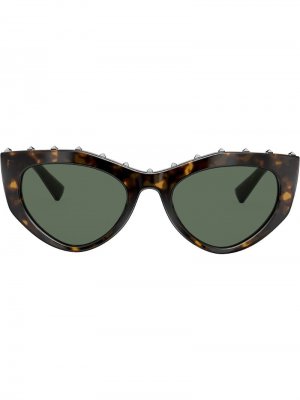 Солнцезащитные очки черепаховой расцветки с заклепками Valentino Eyewear. Цвет: коричневый