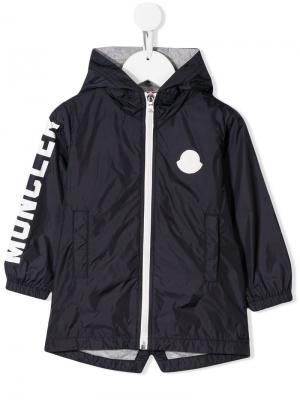 Непромокаемая куртка с логотипом Moncler Enfant. Цвет: синий