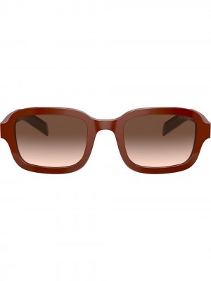 Затемненные солнцезащитные очки в прямоугольной оправе Prada Eyewear. Цвет: коричневый