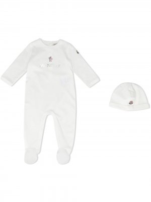 Комплект из комбинезона и шапки бини с логотипом Moncler Enfant. Цвет: белый
