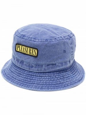 Шляпа с нашивкой-логотипом Pleasures. Цвет: синий