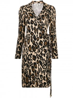 Платье-рубашка с леопардовым принтом DVF Diane von Furstenberg. Цвет: коричневый