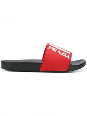 Шлепанцы с логотипом Prada. Цвет: красный