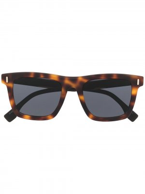 Солнцезащитные очки черепаховой расцветки Fendi Eyewear. Цвет: коричневый