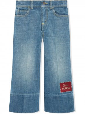 Расклешенные джинсы с нашивкой Gucci Kids. Цвет: синий