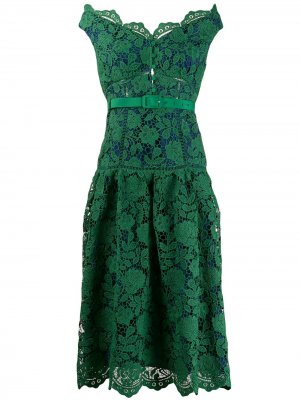 Кружевное платье миди с открытыми плечами Self-Portrait. Цвет: зеленый