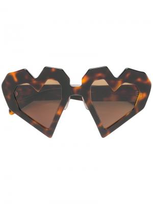 Массивные солнцезащитные очки в форме сердечек Maison Kitsuné. Цвет: коричневый