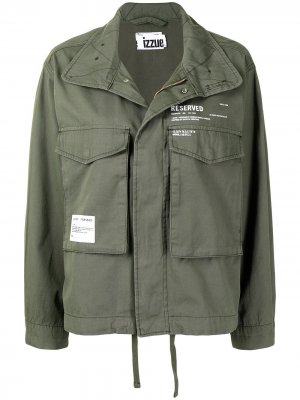 Куртка в стиле милитари с принтом izzue. Цвет: зеленый