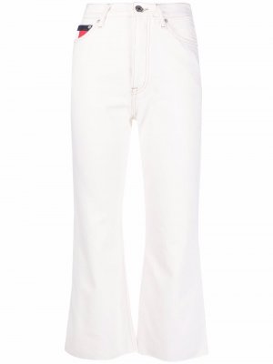 Укороченные расклешенные джинсы Harper Tommy Jeans. Цвет: белый