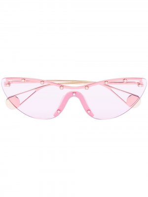 Солнцезащитные очки-маска в оправе кошачий глаз с заклепками Gucci Eyewear. Цвет: розовый