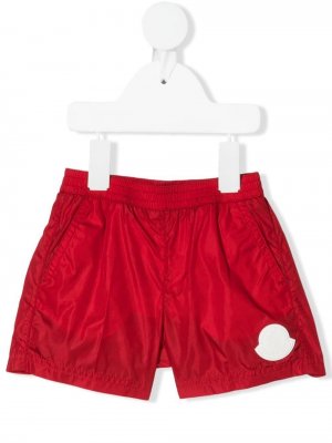 Плавки-шорты с нашивкой-логотипом Moncler Enfant. Цвет: красный