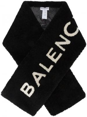 Шарф с логотипом из овчины Balenciaga. Цвет: черный