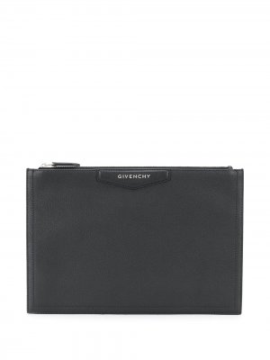 Клатч с металлическим логотипом Givenchy. Цвет: черный
