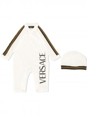 Комплект из комбинезона и шапки Young Versace. Цвет: белый
